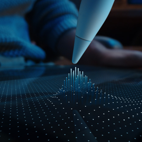 Apple Pencil Pro“, baltos spalvos, įrenginio galiukas, sklandantis virš „iPad“ ekrano, rodo taškų tinklelį, kurio kai kurie taškai kyla ir virsta kolonomis link „Apple Pencil Pro“ galiuko