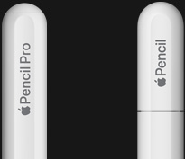 „Apple Pencil Pro“, iš šono, baltos spalvos, ant užapvalinto galiuko išgraviruota „Apple Pencil Pro“, „Apple Pencil“ (USB‑C), iš šono, baltos spalvos, ant užapvalinto galiuko išgraviruota „Apple Pencil“