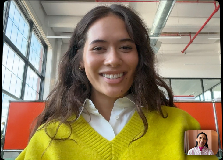 „iPad Pro“ prijungtas prie „Magic Keyboard“, atidaryta priekinė pusė, ekrane rodomas „FaceTime“ skambutis visame ekrane, išryškinant profesionalią kamerų sistemą