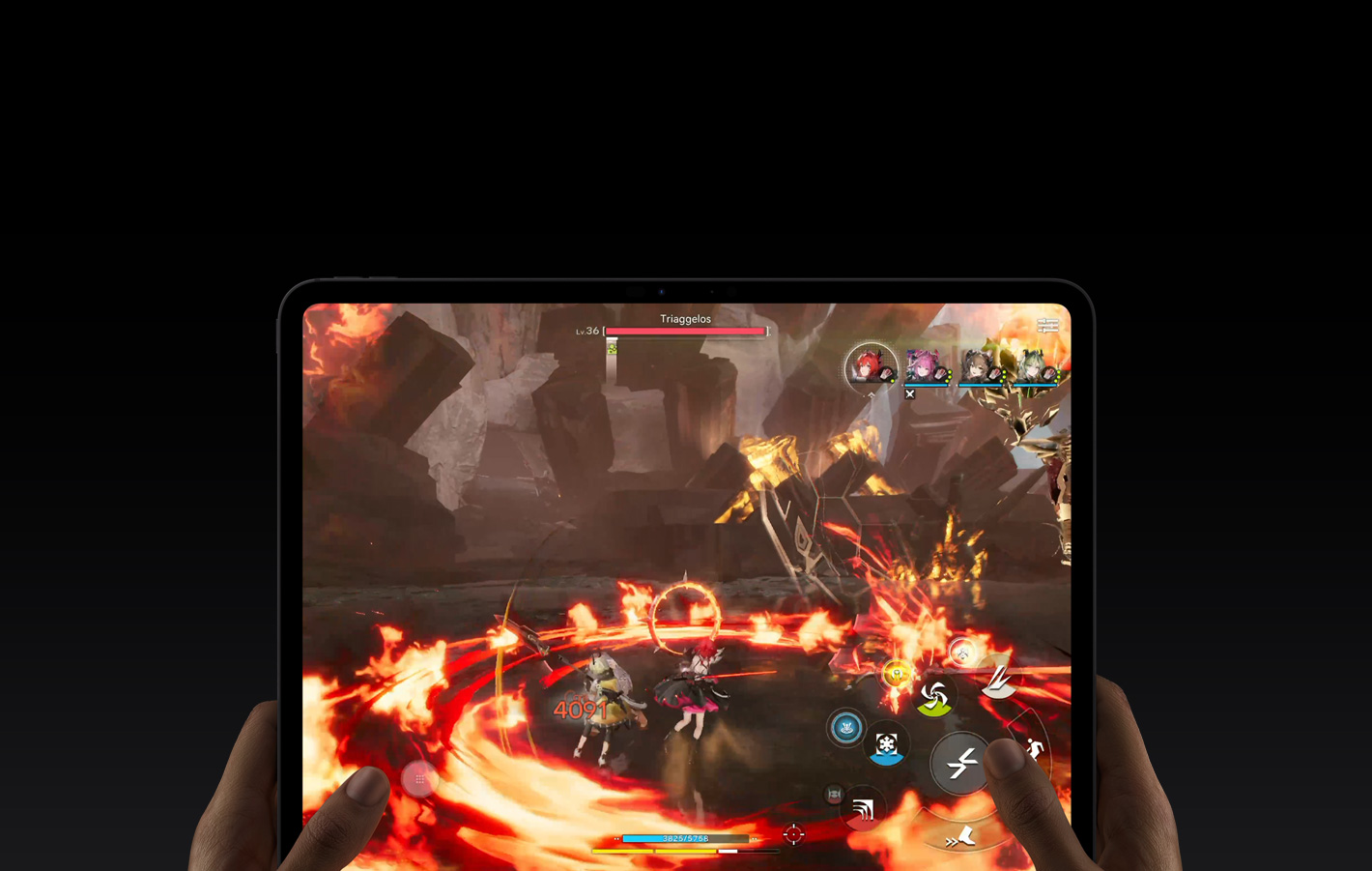 „iPad Pro“, priekinė pusė, laikomas horizontalioje padėtyje kairiąja ir dešiniąja rankomis, užapvalinti kampai, juodas ekrano rėmelis, ekrane žaidžiamas žaidimas „Arknights: Endfield“