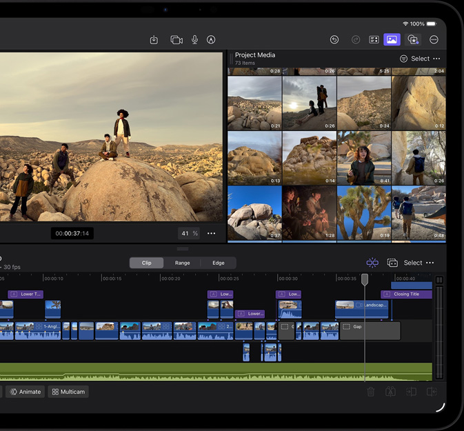 „iPad Pro“, priekinė pusė, horizontalioje padėtyje, kosminės juodos spalvos, ekrane rodoma „Final Cut Pro“ sąsaja su atidarytu dykumos nuotykių projektu, keturių žmonių nuotrauka dykumos peizaže su keliais vaizdo įrašais ir laiko juosta