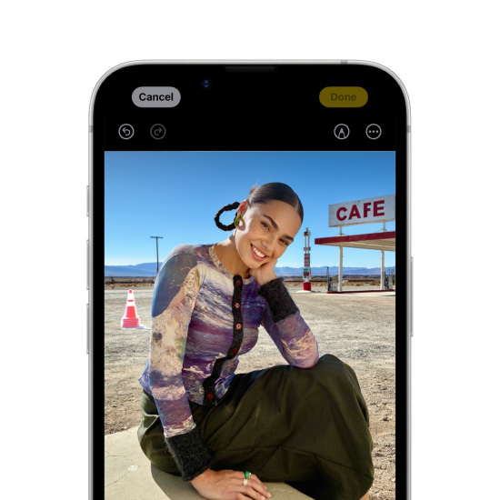 Sur un iPhone 16e, l’outil Correction d’Apple Intelligence met en surbrillance un objet à l’arrière-plan d’une photo.