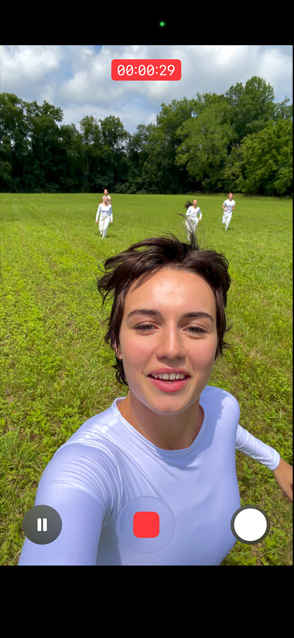 Na primjeru videozapisa osobe koja pleše na vjetru i reproducira se na iPhoneu 17 Pro demonstriran je rad značajke ultrastabiliziran videozapis