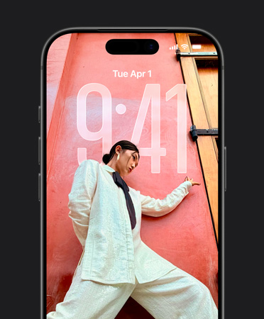 Zaključani zaslon iPhonea s prikazom sata usklađenim s fotografijom na zaslonu