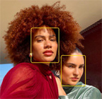 Kuvien valokeilatoiminto käytössä, korostaa henkilöiden kasvoja