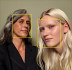 Kuvien valokeilatoiminto käytössä, korostaa henkilöiden kasvoja