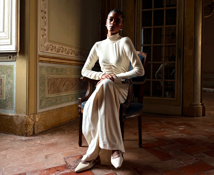 Fotka osoby zhotovená kamerou v režime slabého osvetlenia