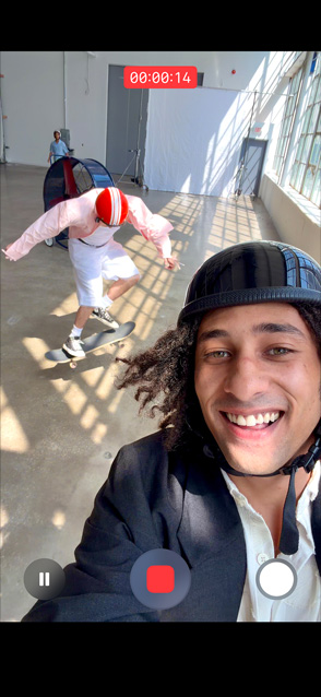 iPhone Air, predná vonkajšia strana, používa sa funkcia Ultrastabilizového videa pri nahrávaní akčného videa