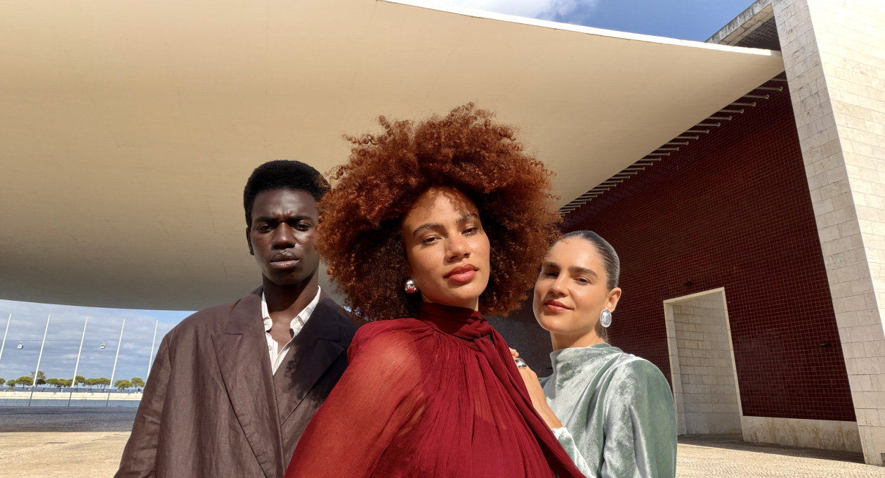 Používanie funkcie Centrovanie záberu na fotky. Vidíme zvýraznené tváre viacerých ľudí