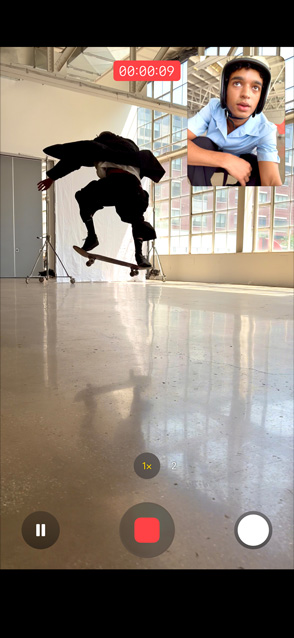 iPhone Air, sedd framifrån, funktionen dubbelinspelning av video används med en person som spelar in video på framsidan och baksidan samtidigt