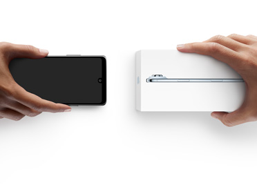 Händer som byter telefoner, Android till vänster utan förpackning, till höger finns en ny iPhone 17 Pro i sin förpackning