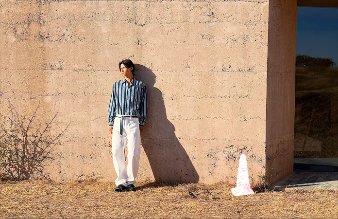 Verktyget Snygga till används och markerar en trafikkon som ska tas bort från en bild