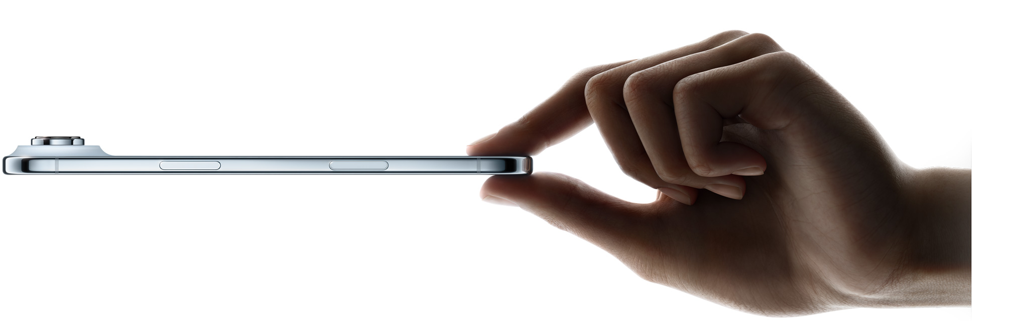 En tumme och ett pekfinger som håller iPhone Air, sedd från sidan, himmelsblå, tunn profil, Fusion-kamerasystem, knappar: sidoknapp, kamerareglage