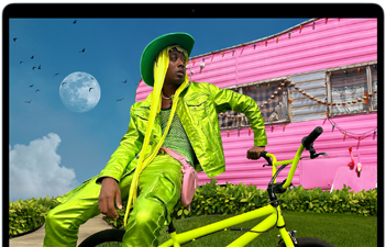 Zaslon MacBooka Air prikazuje sliku osobe u šarenoj odjeći dočaravujući raspon boja i rezoluciju zaslona Liquid Retina