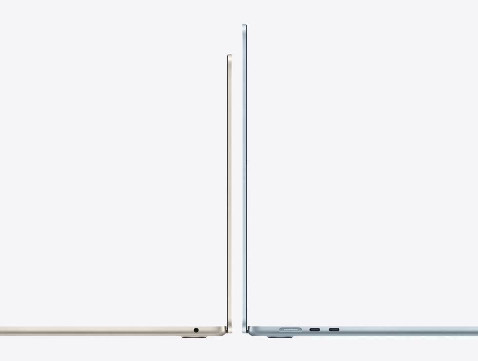 열려있는 MacBook Air 13과 15 노트북을 뒷면끼리 마주보도록 놓고 사이즈 차이를 보여주는 모습