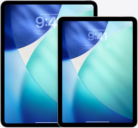 iPad وiPad Air جنباً إلى جنب، ويبدو iPad Air في الأمام متداخلاً مع iPad بوضع عمودي، وشاشة القفل تُظهر الوقت بتأثير Liquid Glass شبه الشفاف
