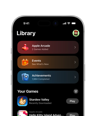 Ein iPhone; die obere Hälfte des Displays zeigt das Layout der Games App, einschließlich dem Tab „Bibliothek“ mit „Apple Arcade“, „Events“, „Erfolge“ und „Alle Spiele“