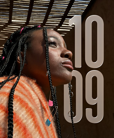 왼쪽에는 사람 사진, 오른쪽에는 반투명한 시간 숫자가 자연스럽게 겹쳐져 있으며, 숫자가 인물 뒤로 배치된 사진 페이스